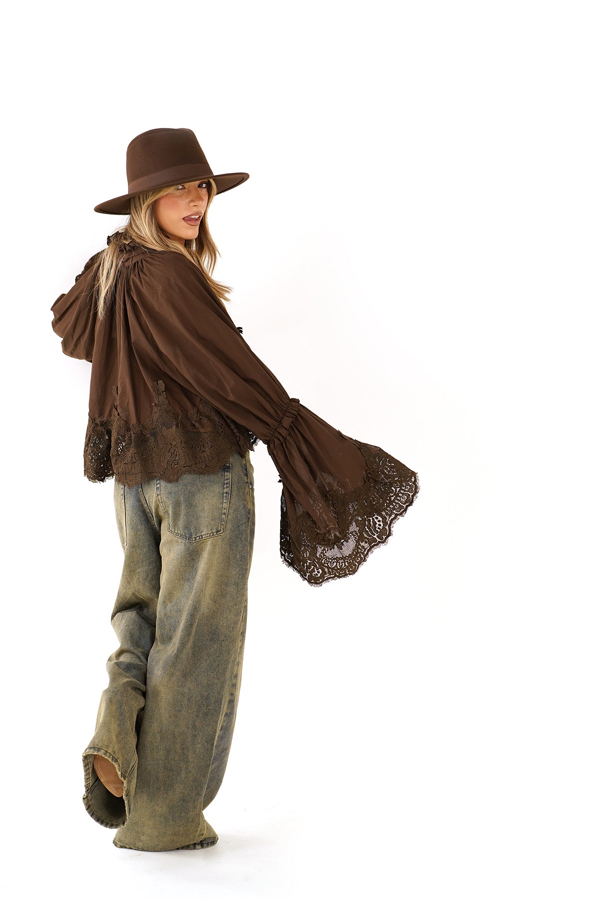 Blusa crop boho chic con maniche in pizzo a campana