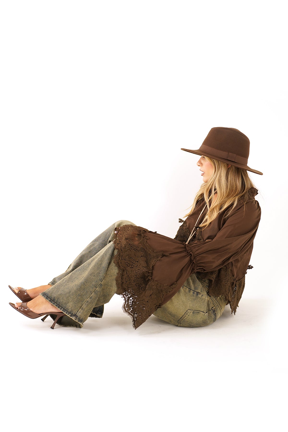 Blusa crop boho chic con maniche in pizzo a campana