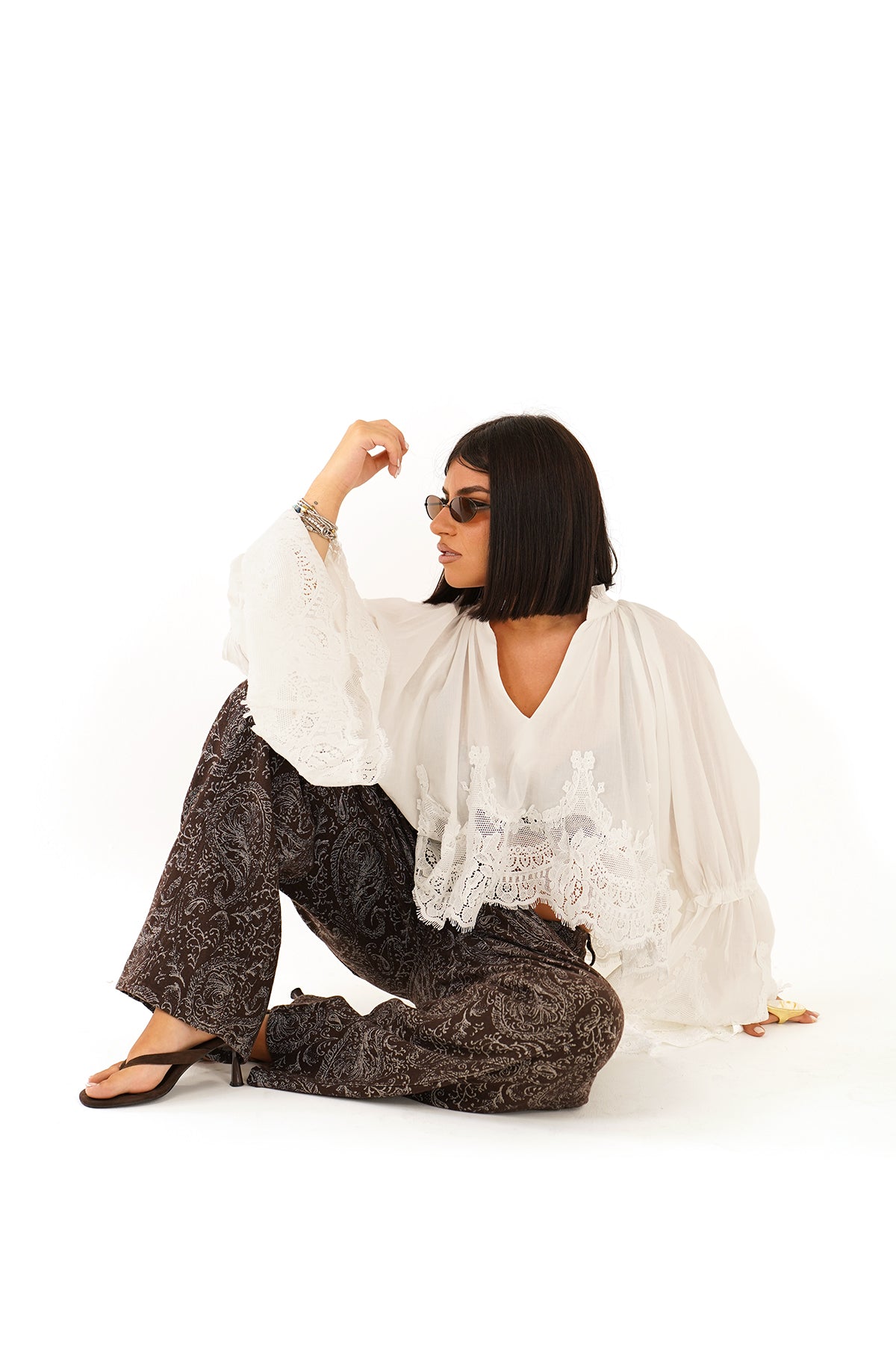 Blusa crop boho chic con maniche in pizzo a campana