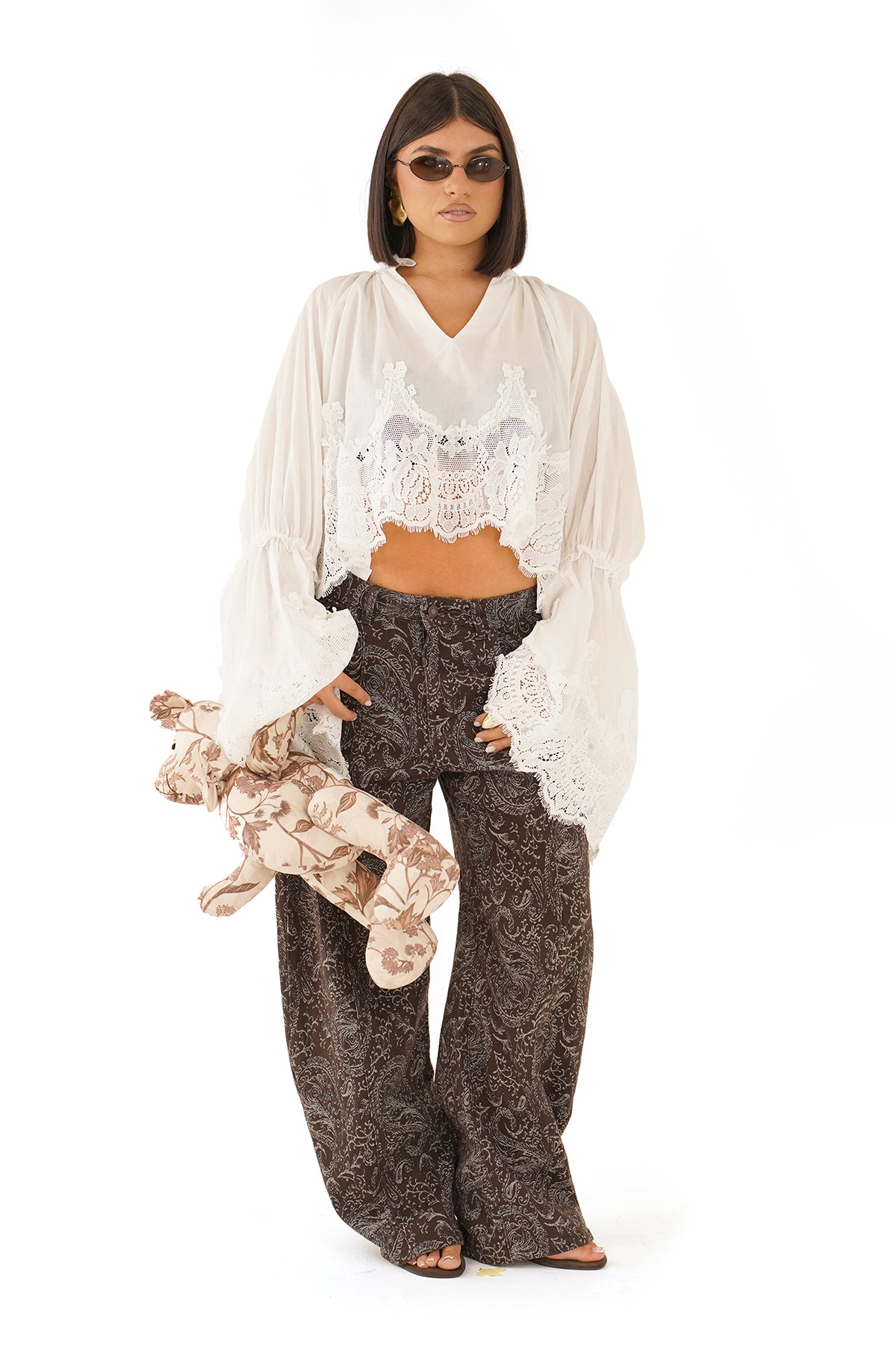 Blusa crop boho chic con maniche in pizzo a campana