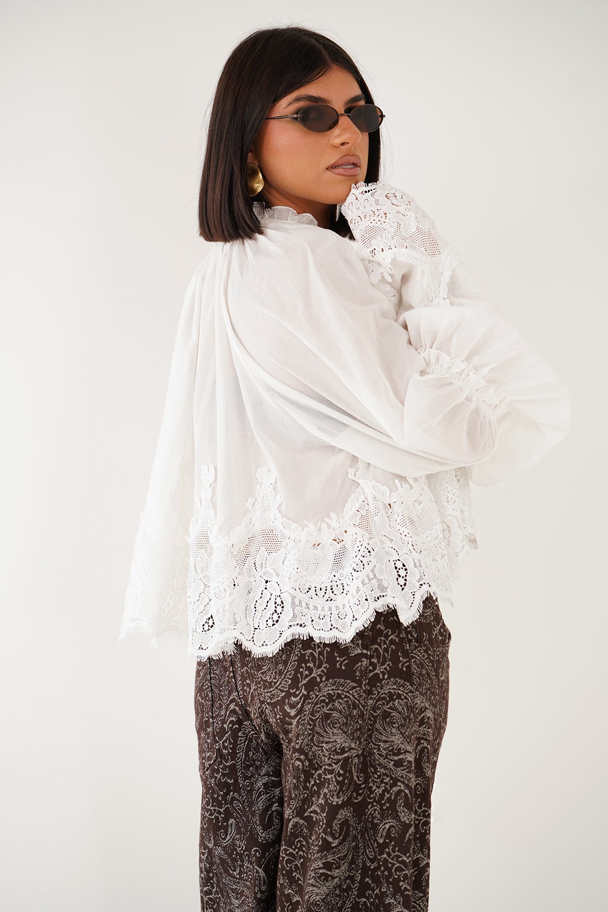 Blusa crop boho chic con maniche in pizzo a campana