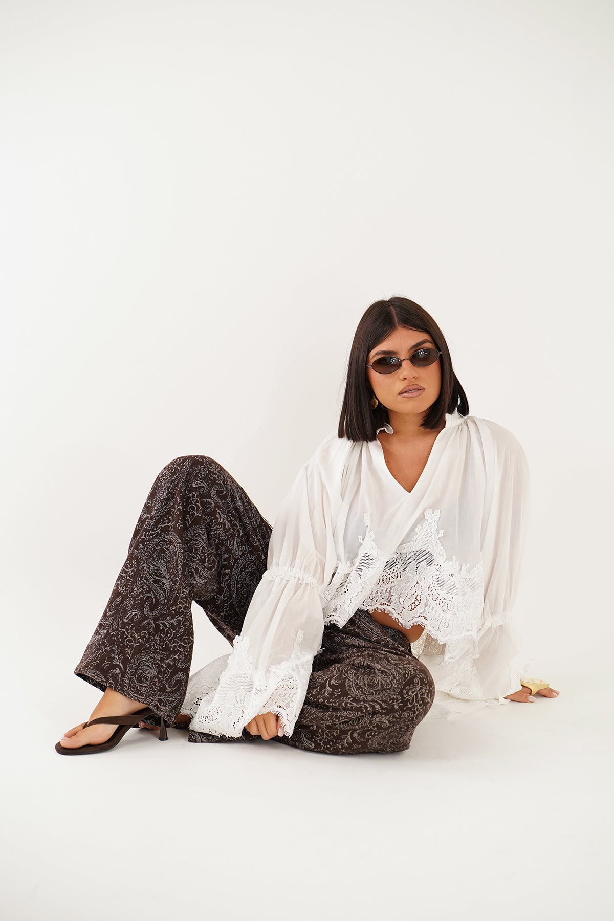 Blusa crop boho chic con maniche in pizzo a campana