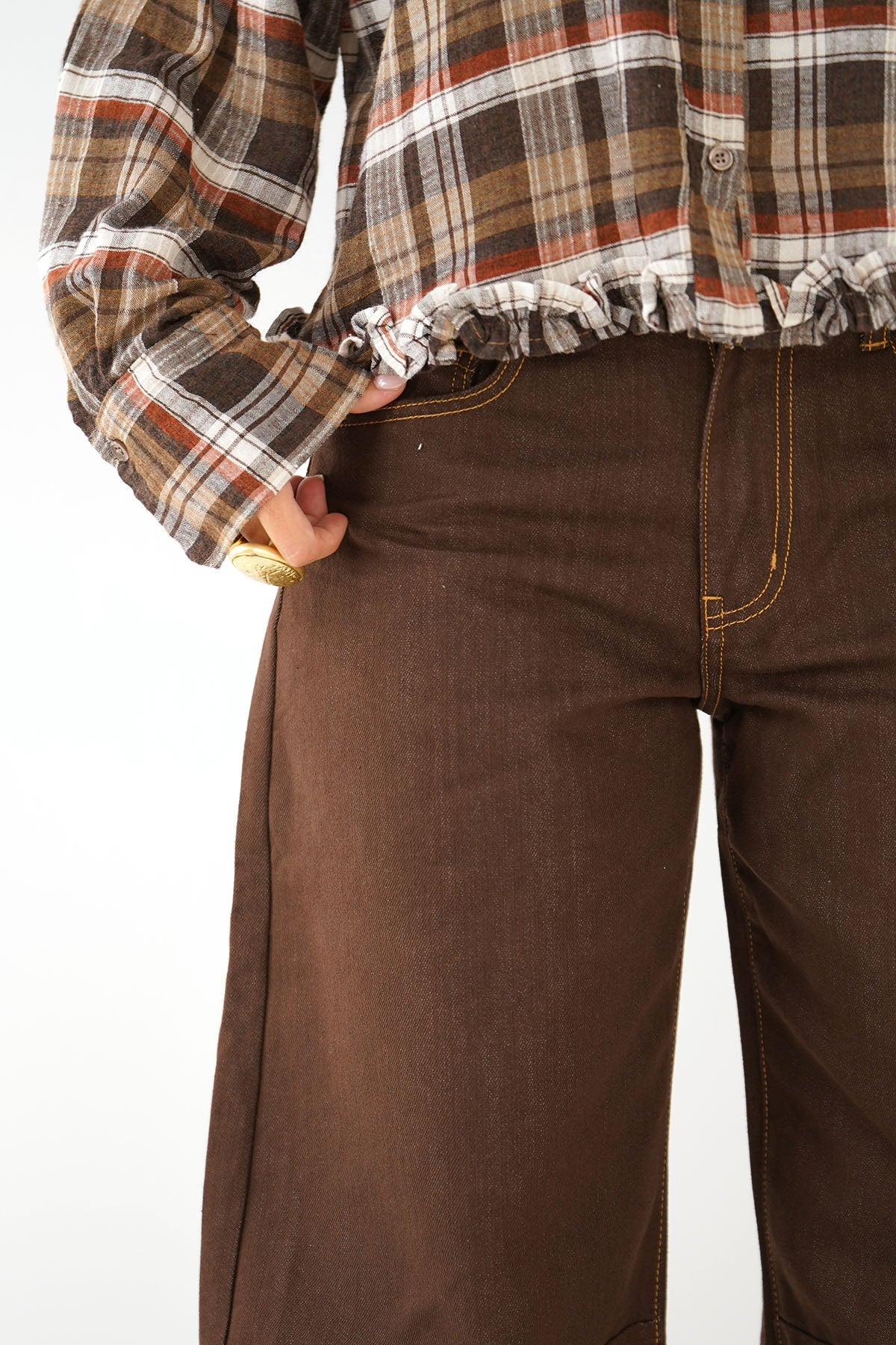 CAMICIA GRETA MARRONE CROPPED A QUADRI CON BORDO ARRICCIATO