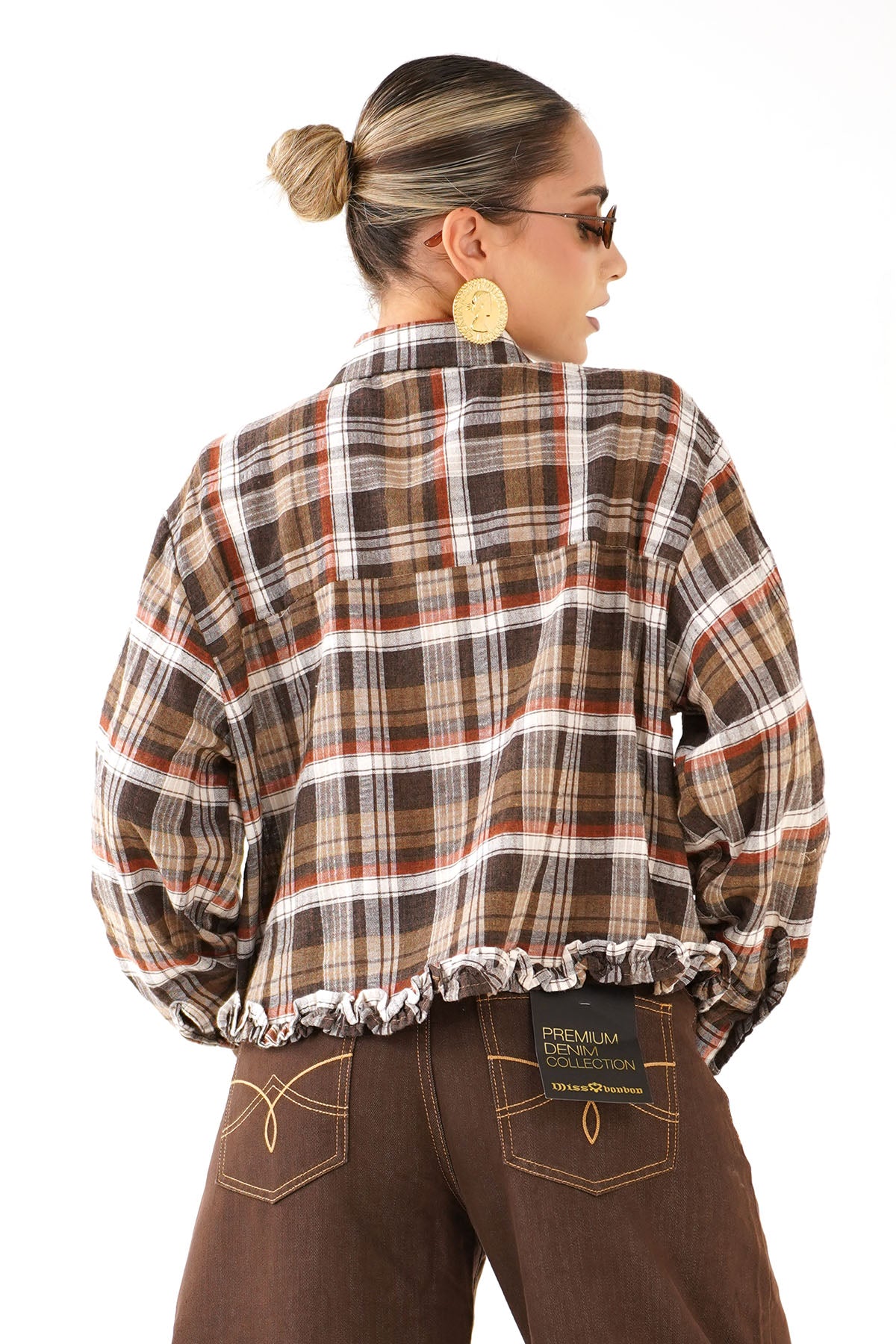 CAMICIA GRETA MARRONE CROPPED A QUADRI CON BORDO ARRICCIATO