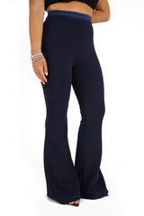 Tailleur Elegante Nero con Blazer Doppiopetto e Pantalone a zampa