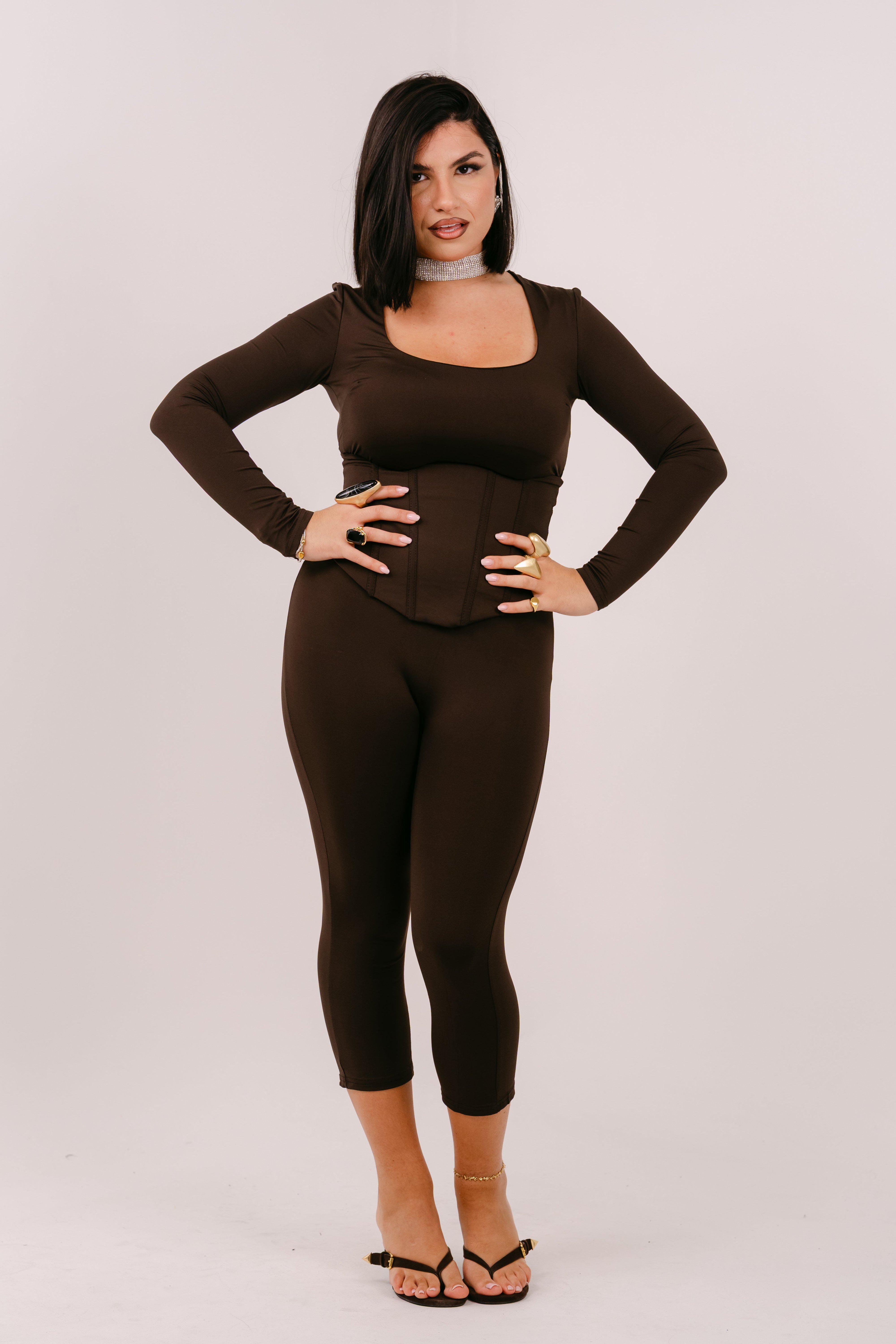 SET TRE PEZZI BRENDA MARRONE CON MAGLIA CORTA,BUSTINO E LEGGINGS CAPRI