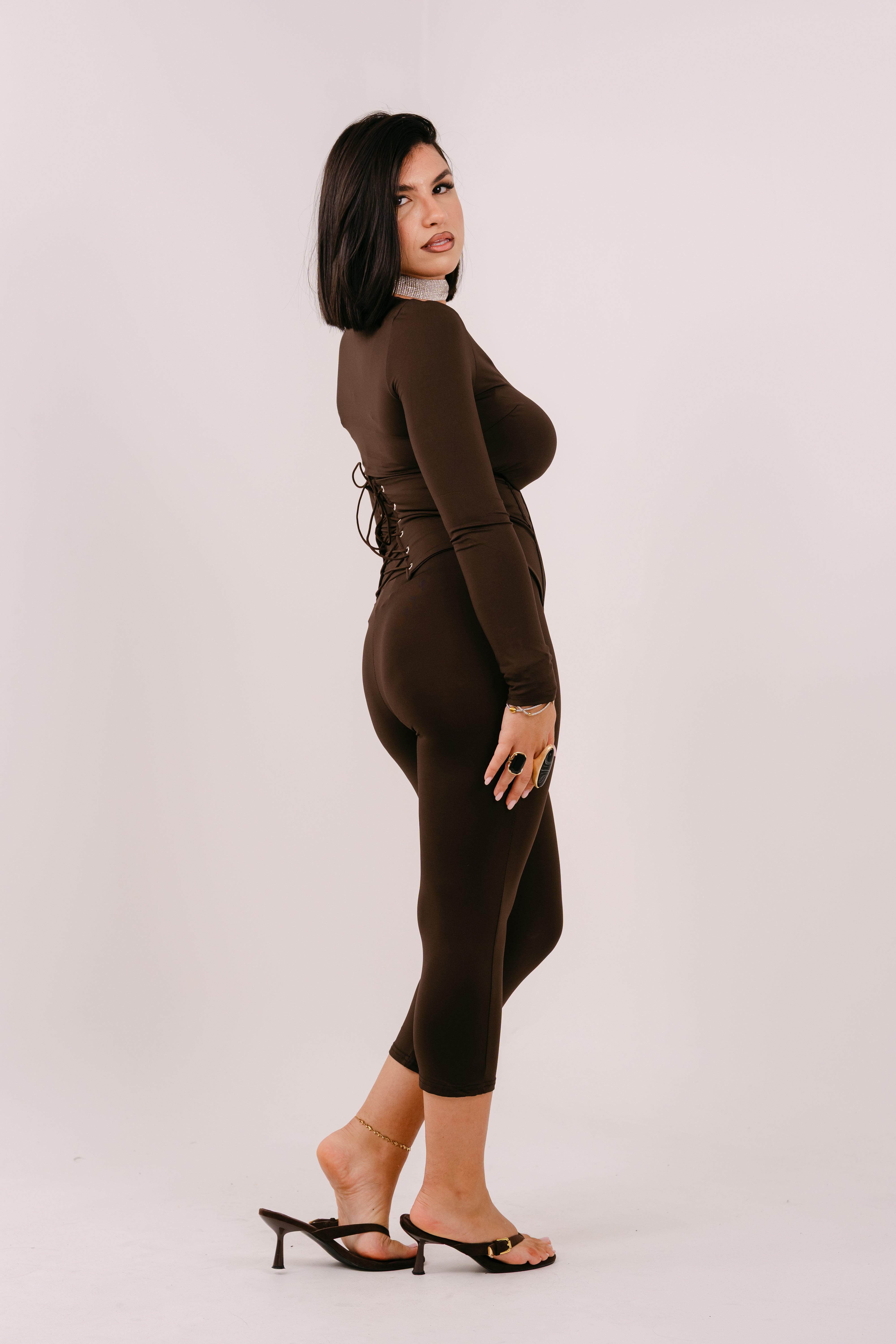 SET TRE PEZZI BRENDA MARRONE CON MAGLIA CORTA,BUSTINO E LEGGINGS CAPRI
