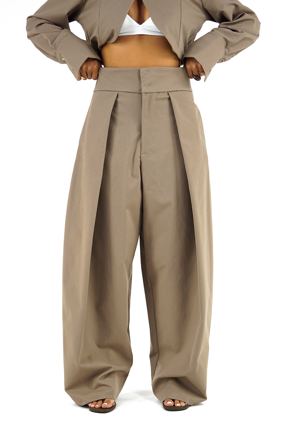 Completo due pezzi tortora giacca cropped e pantaloni palazzo