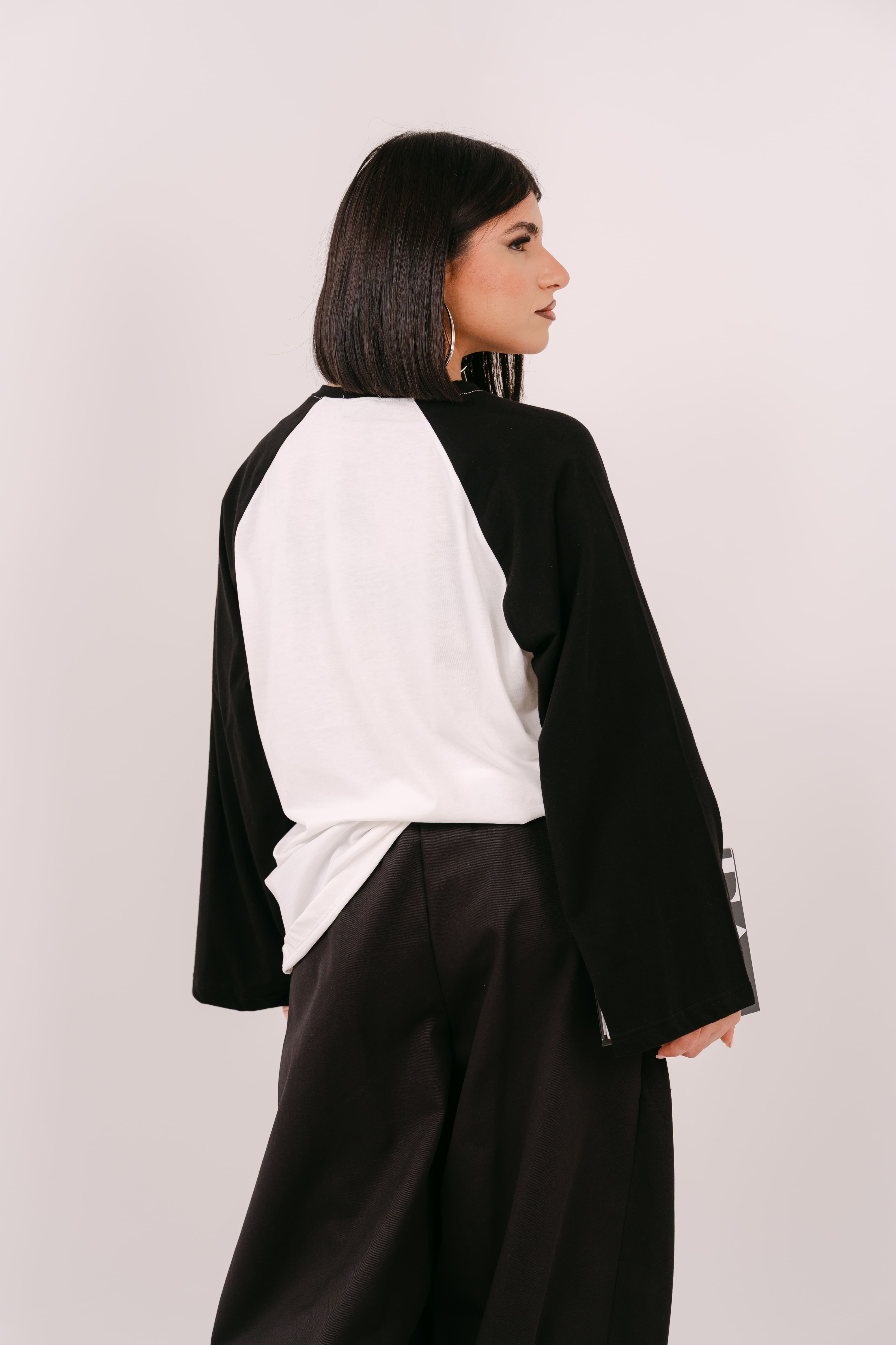 MAGLIA BICOLOR BIANCA E NERA TAGLIA UNICA
