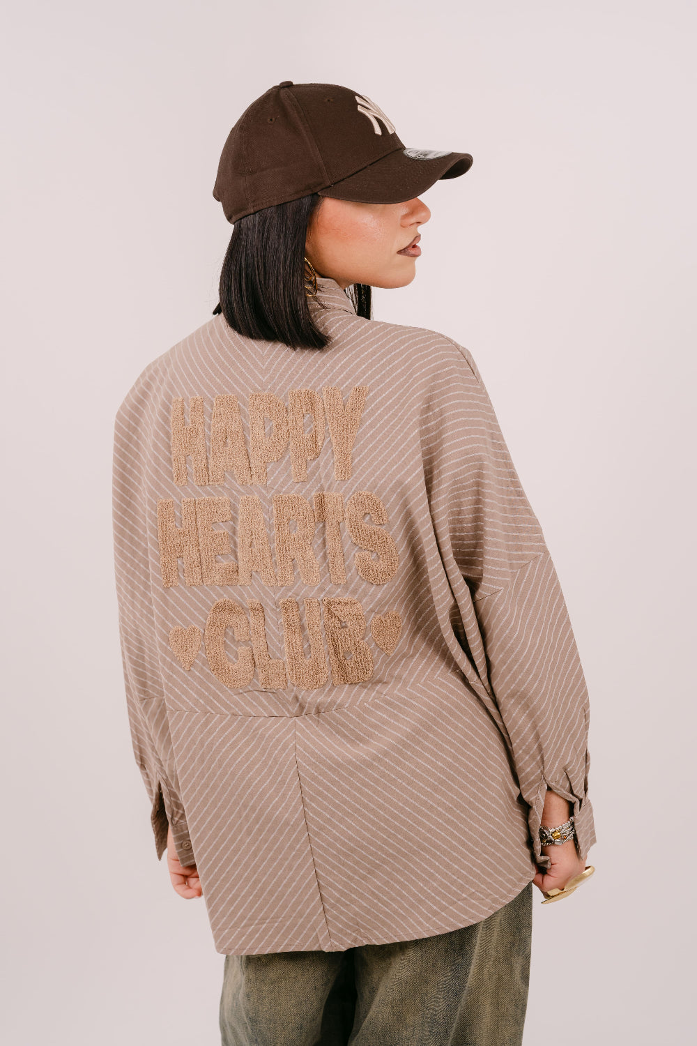 CAMICIA "HAPPY HEARTS CLUB" OVER TORTORA A RIGHE CON SCRITTA SUL RETRO