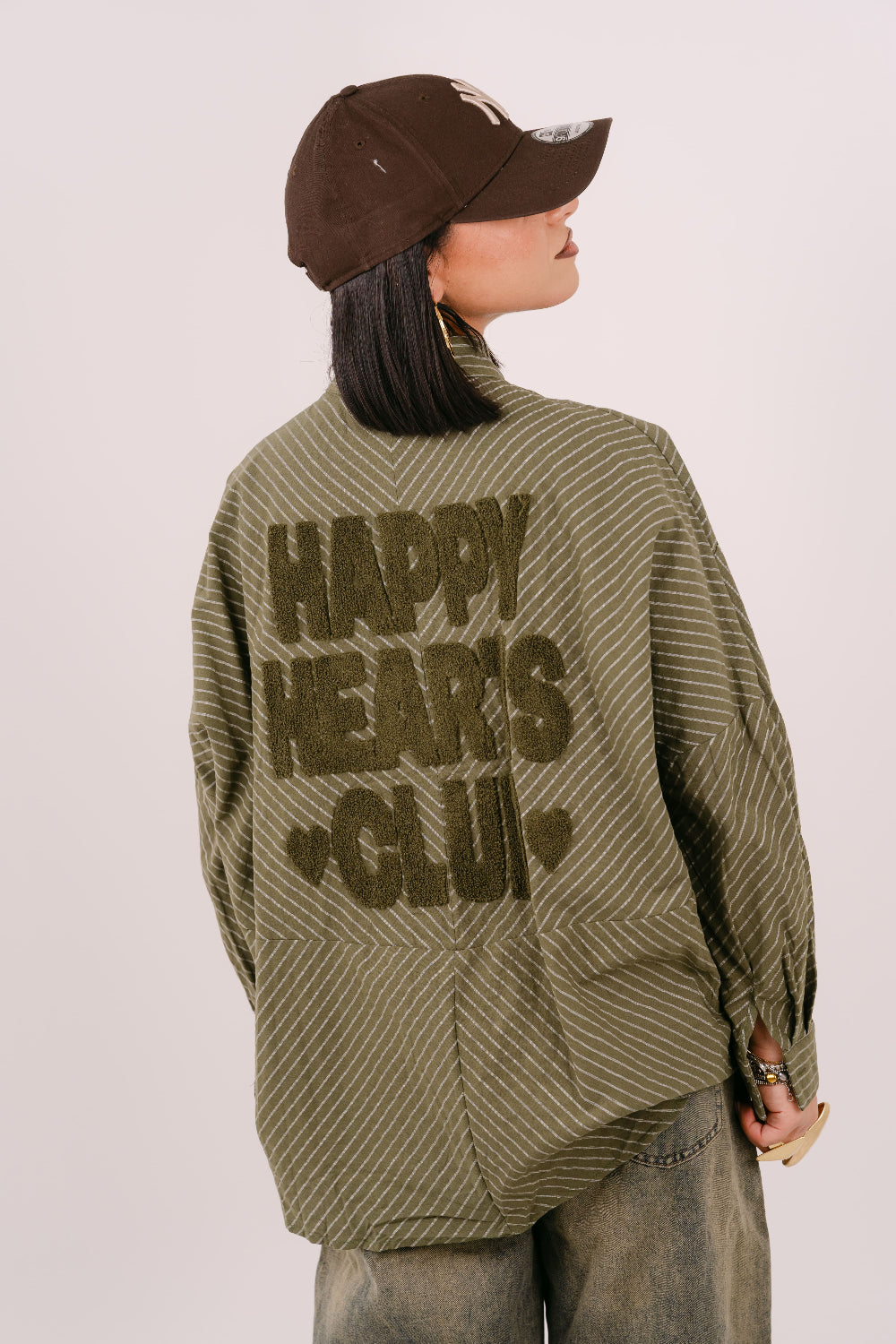 CAMICIA "HAPPY HEARTS CLUB" OVER VERDE A RIGHE CON SCRITTA SUL RETRO