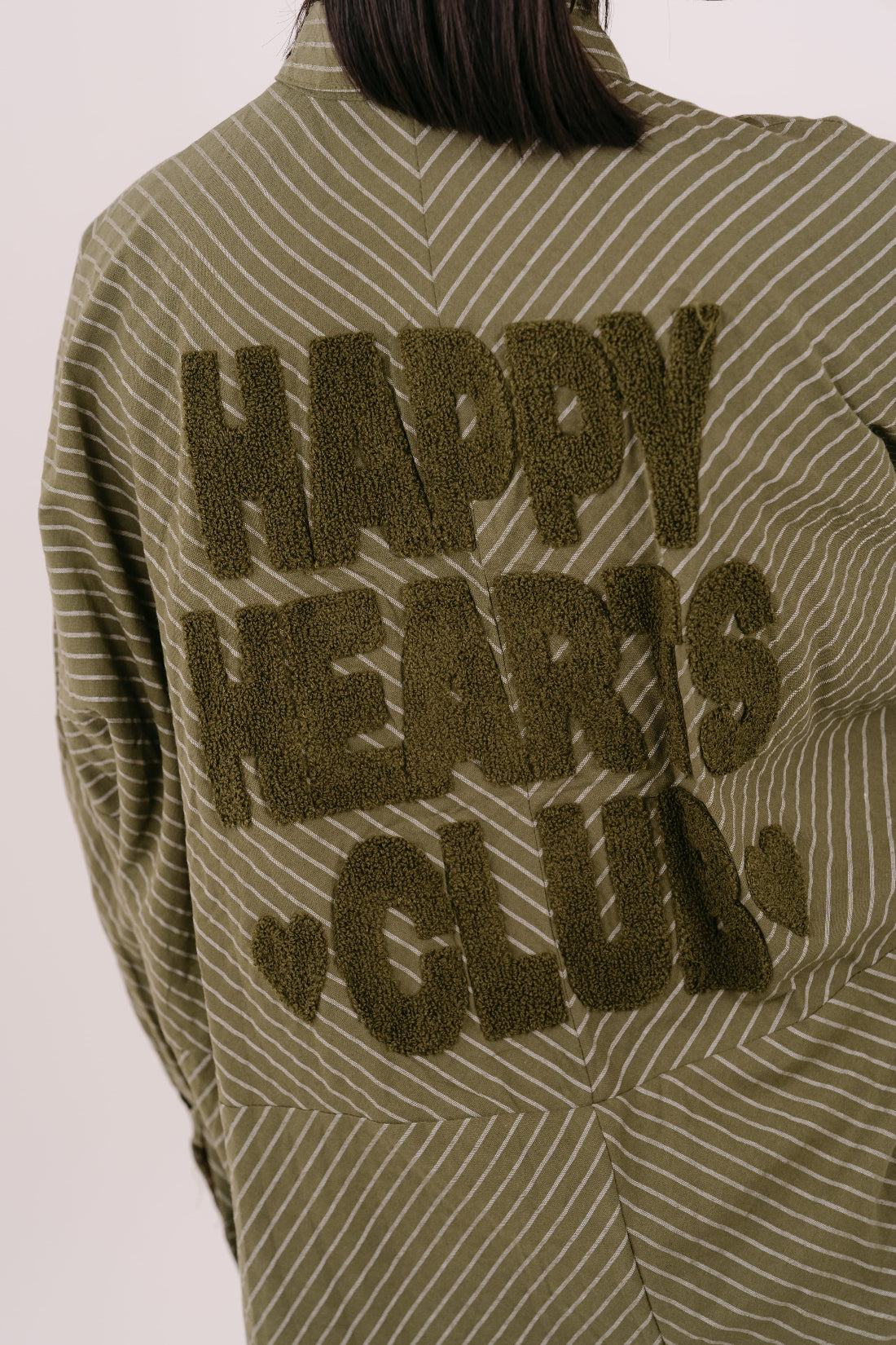 CAMICIA "HAPPY HEARTS CLUB" OVER VERDE A RIGHE CON SCRITTA SUL RETRO