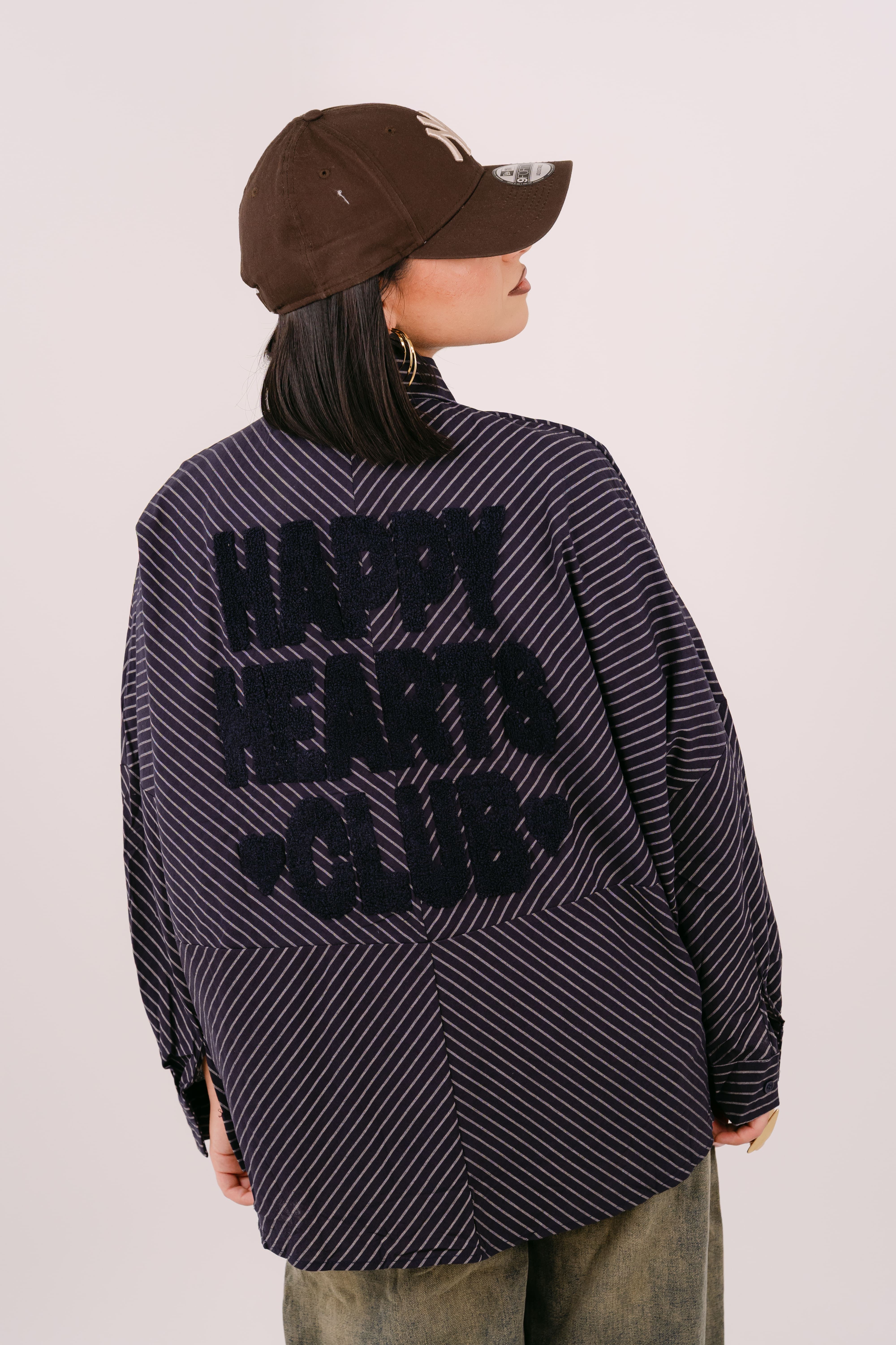 CAMICIA "HAPPY HEARTS CLUB" OVER BLU A RIGHE CON SCRITTA SUL RETRO