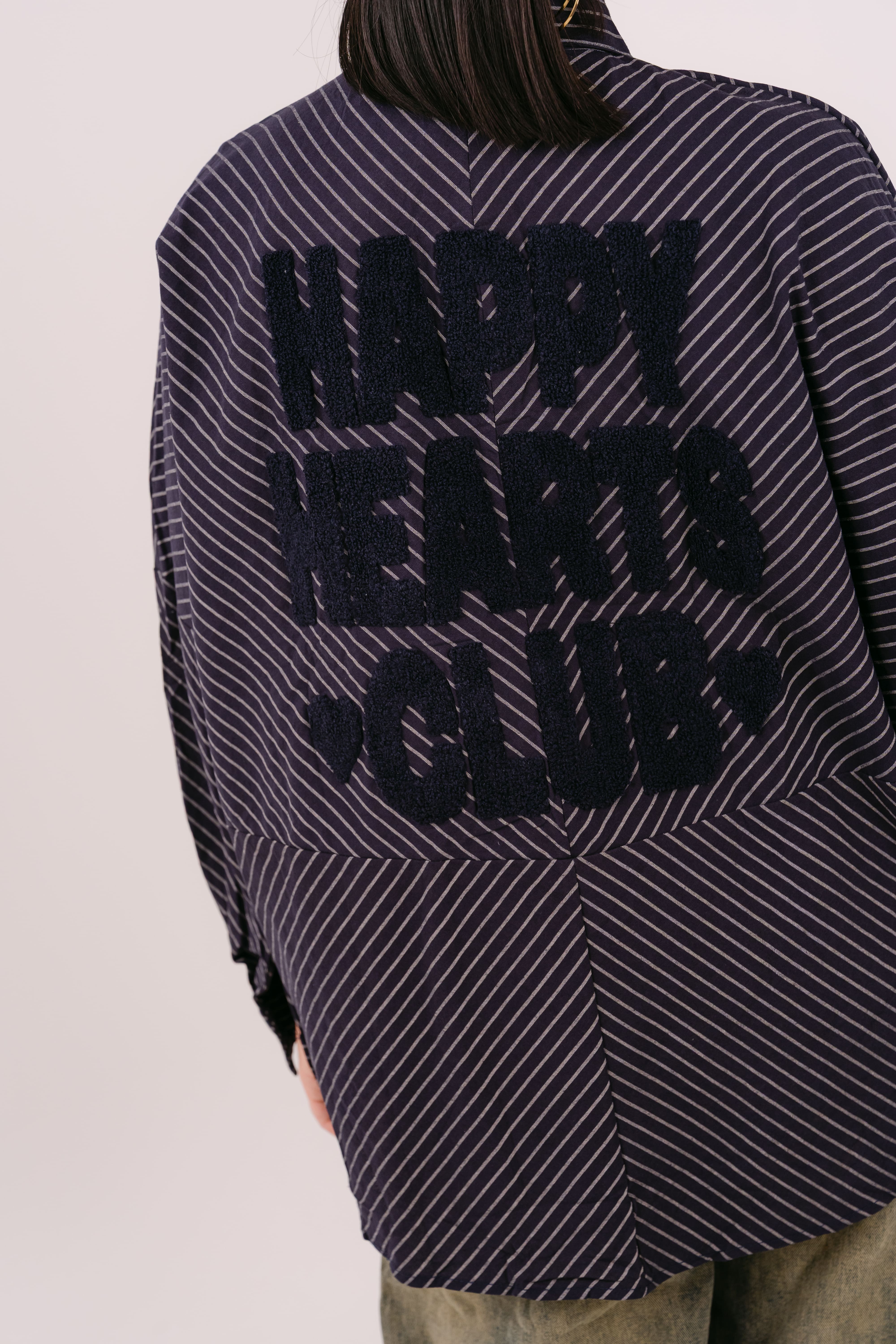 CAMICIA "HAPPY HEARTS CLUB" OVER BLU A RIGHE CON SCRITTA SUL RETRO