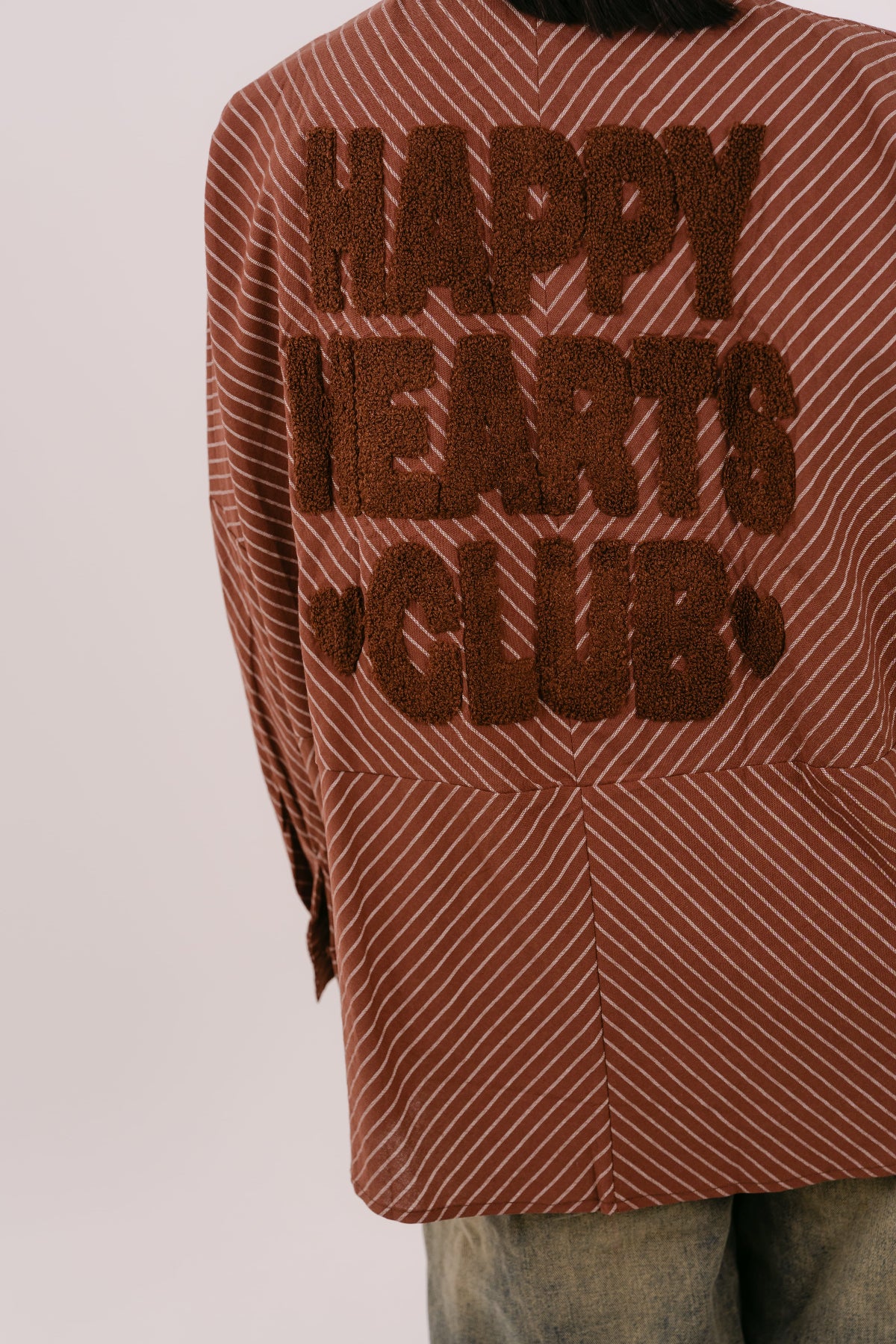 CAMICIA "HAPPY HEARTS CLUB" OVER MARRONE A RIGHE CON SCRITTA SUL RETRO