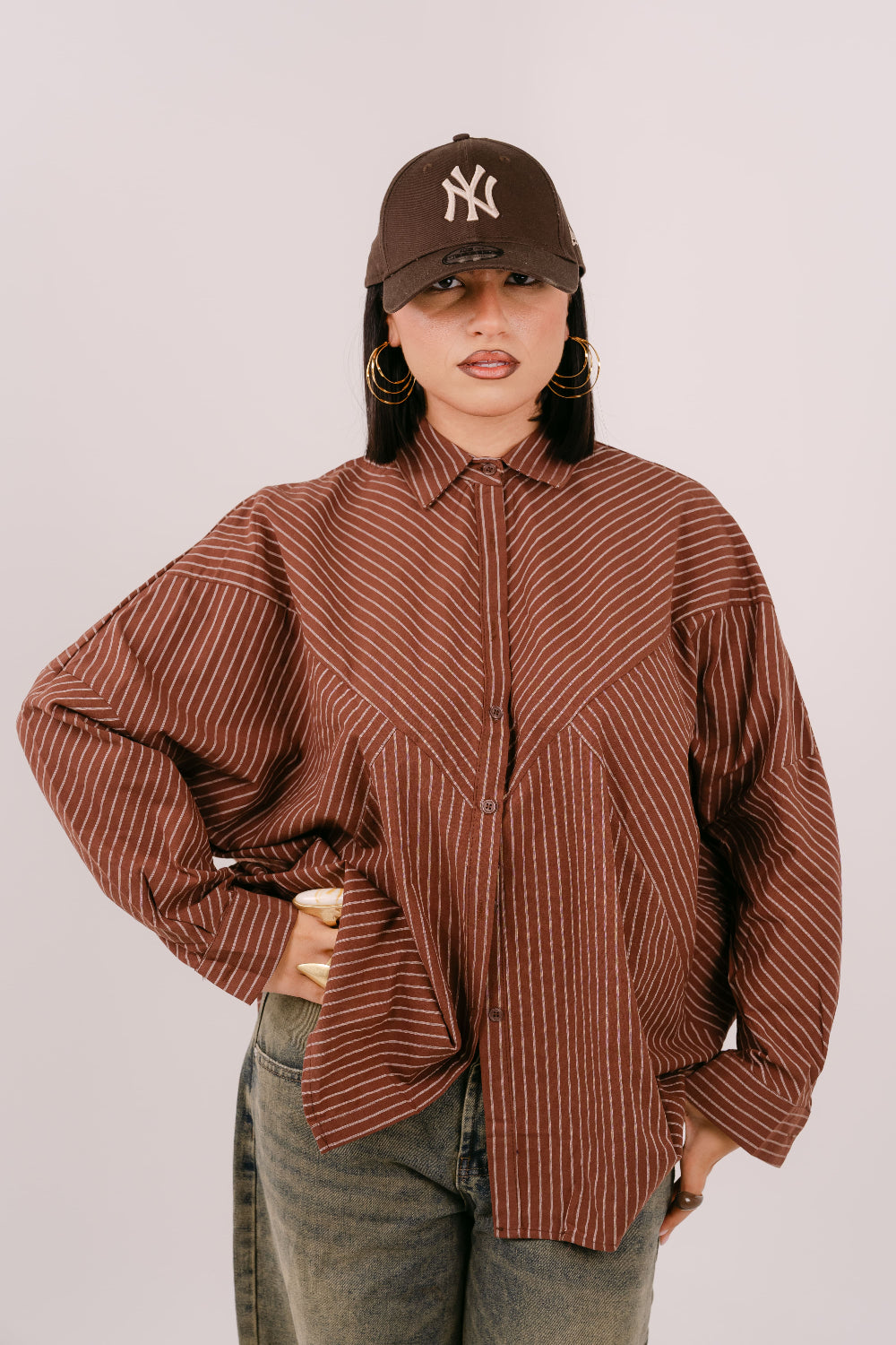 CAMICIA "HAPPY HEARTS CLUB" OVER MARRONE A RIGHE CON SCRITTA SUL RETRO
