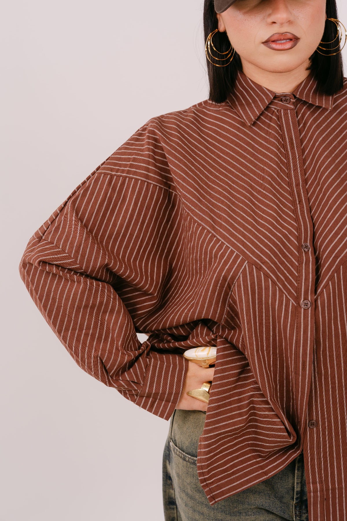 CAMICIA "HAPPY HEARTS CLUB" OVER MARRONE A RIGHE CON SCRITTA SUL RETRO
