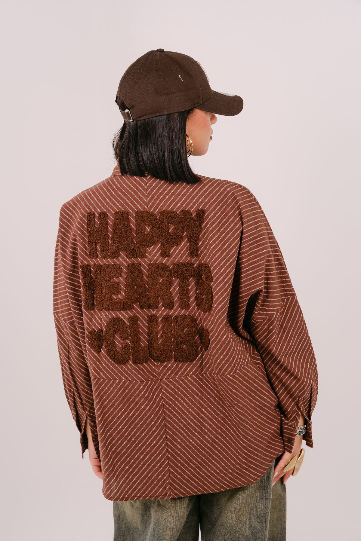 CAMICIA "HAPPY HEARTS CLUB" OVER MARRONE A RIGHE CON SCRITTA SUL RETRO