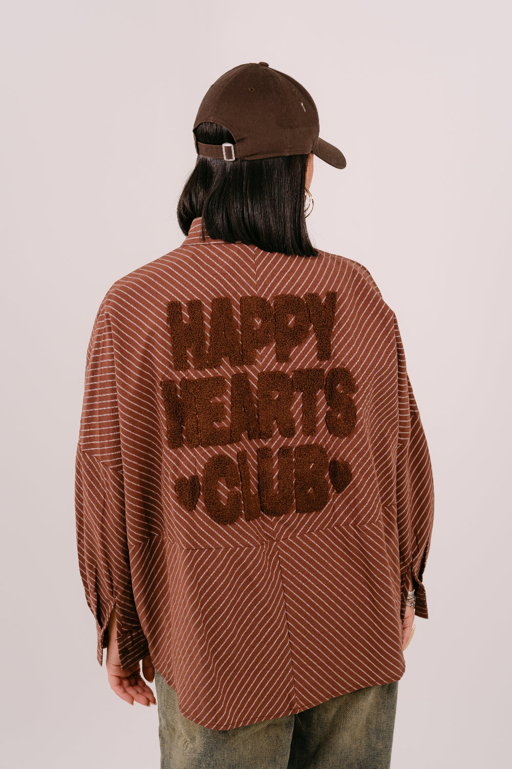 CAMICIA "HAPPY HEARTS CLUB" OVER MARRONE A RIGHE CON SCRITTA SUL RETRO