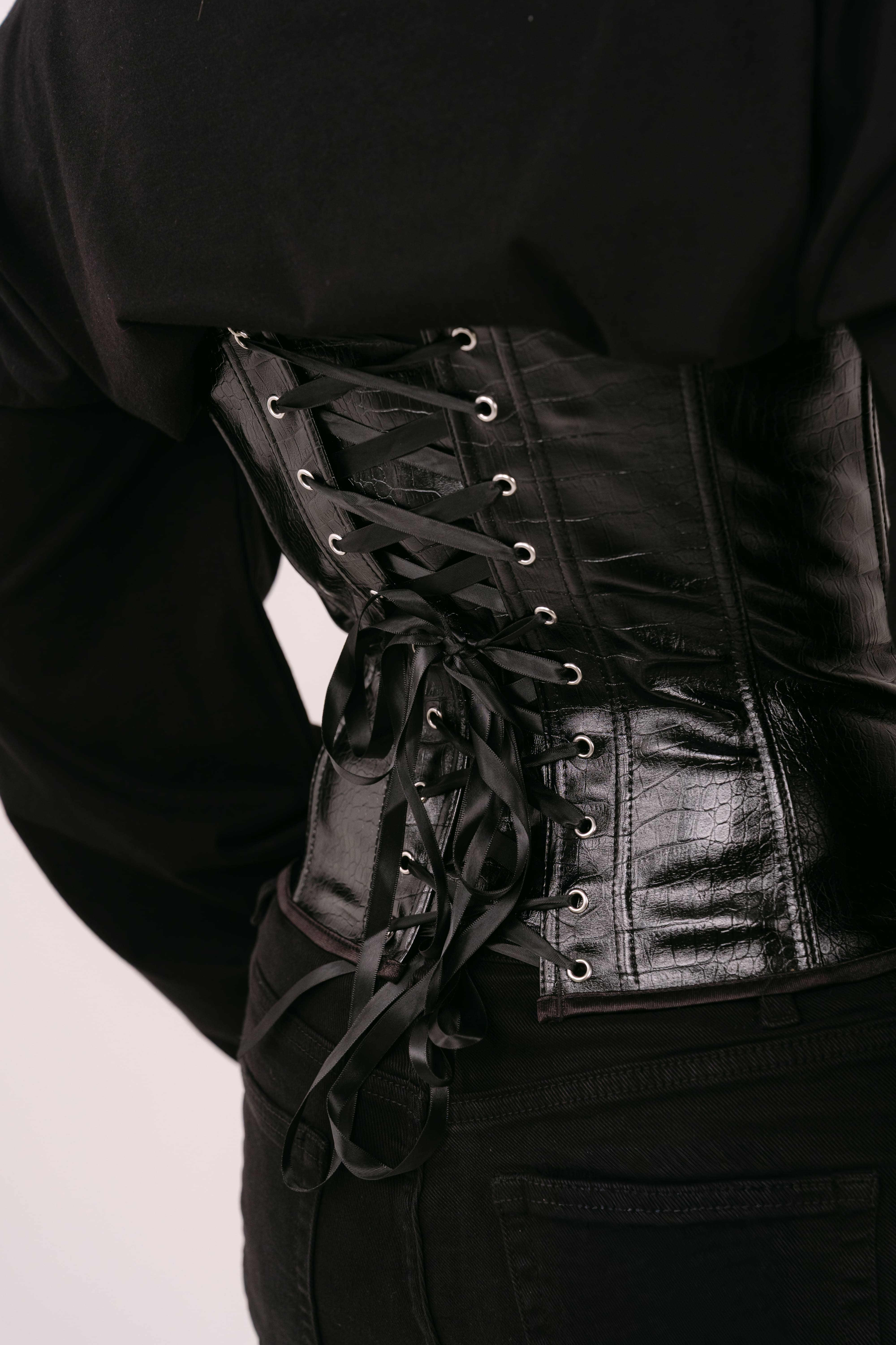 BUSTINO KIM CORSET NERO IN ECOPELLE EFFETTO COCCODRILLO