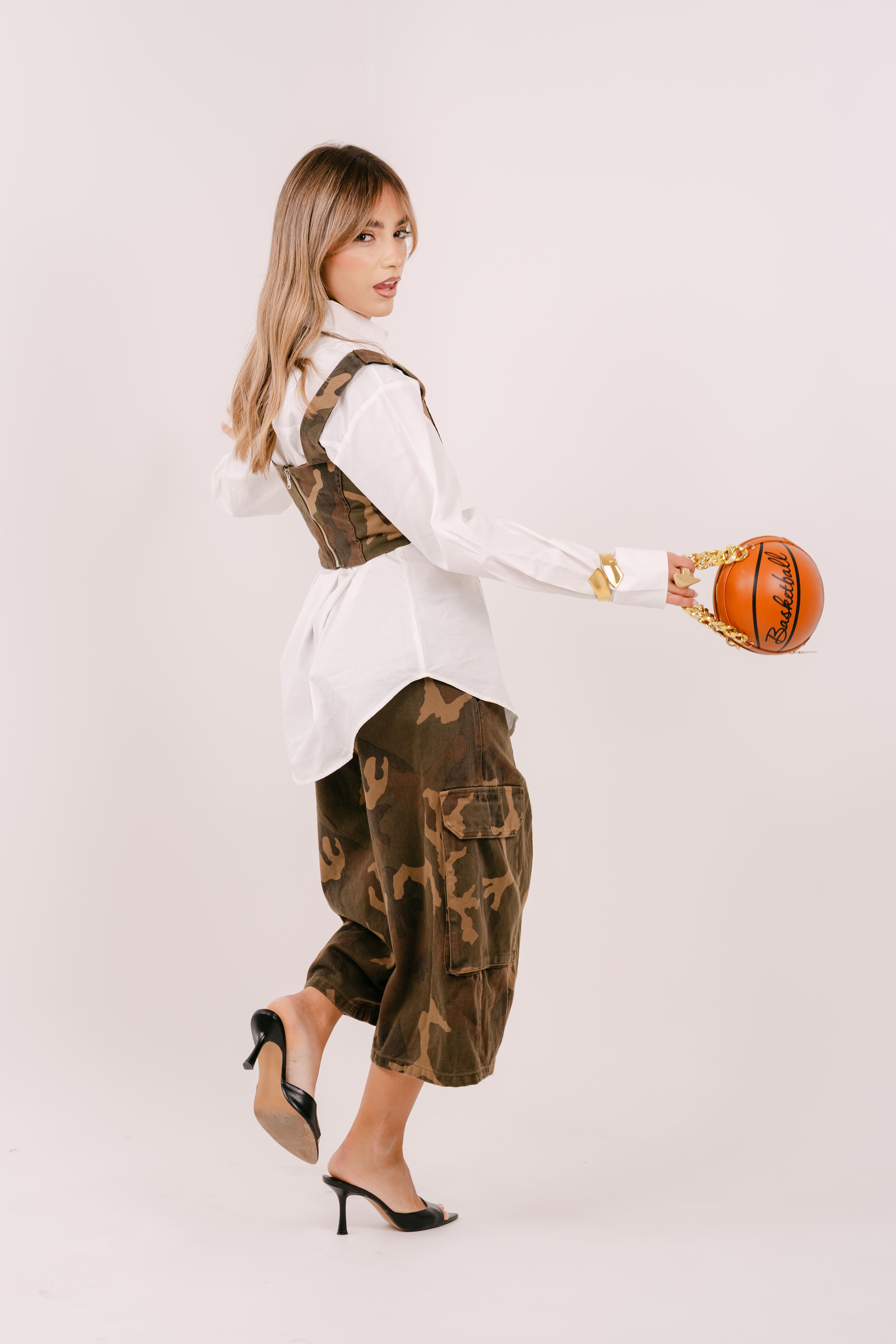 COORDINATO MIMETICO CAMOUFLAGE CON CORSETTO E BERMUDONE CARGO BAGGY