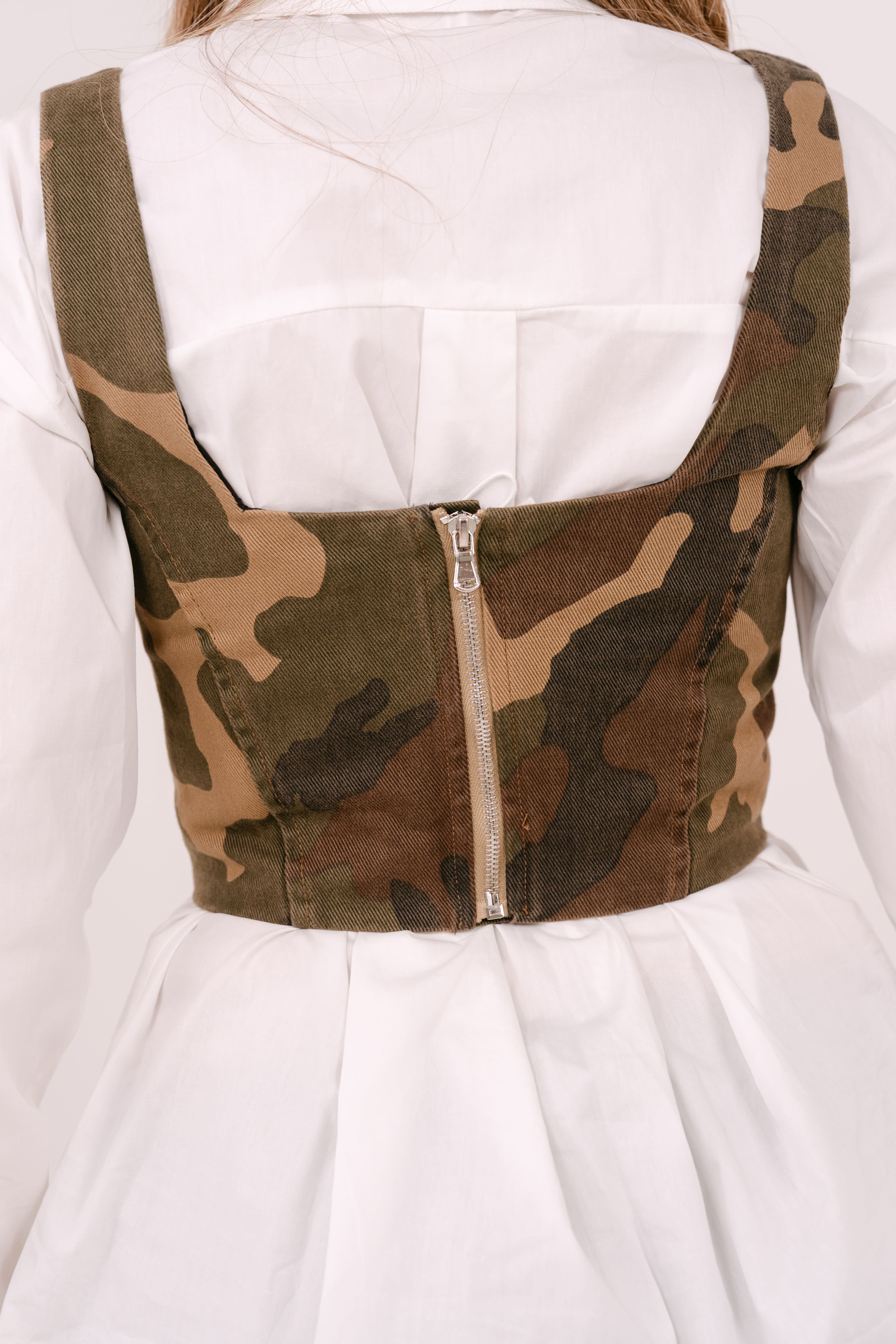 COORDINATO MIMETICO CAMOUFLAGE CON CORSETTO E BERMUDONE CARGO BAGGY