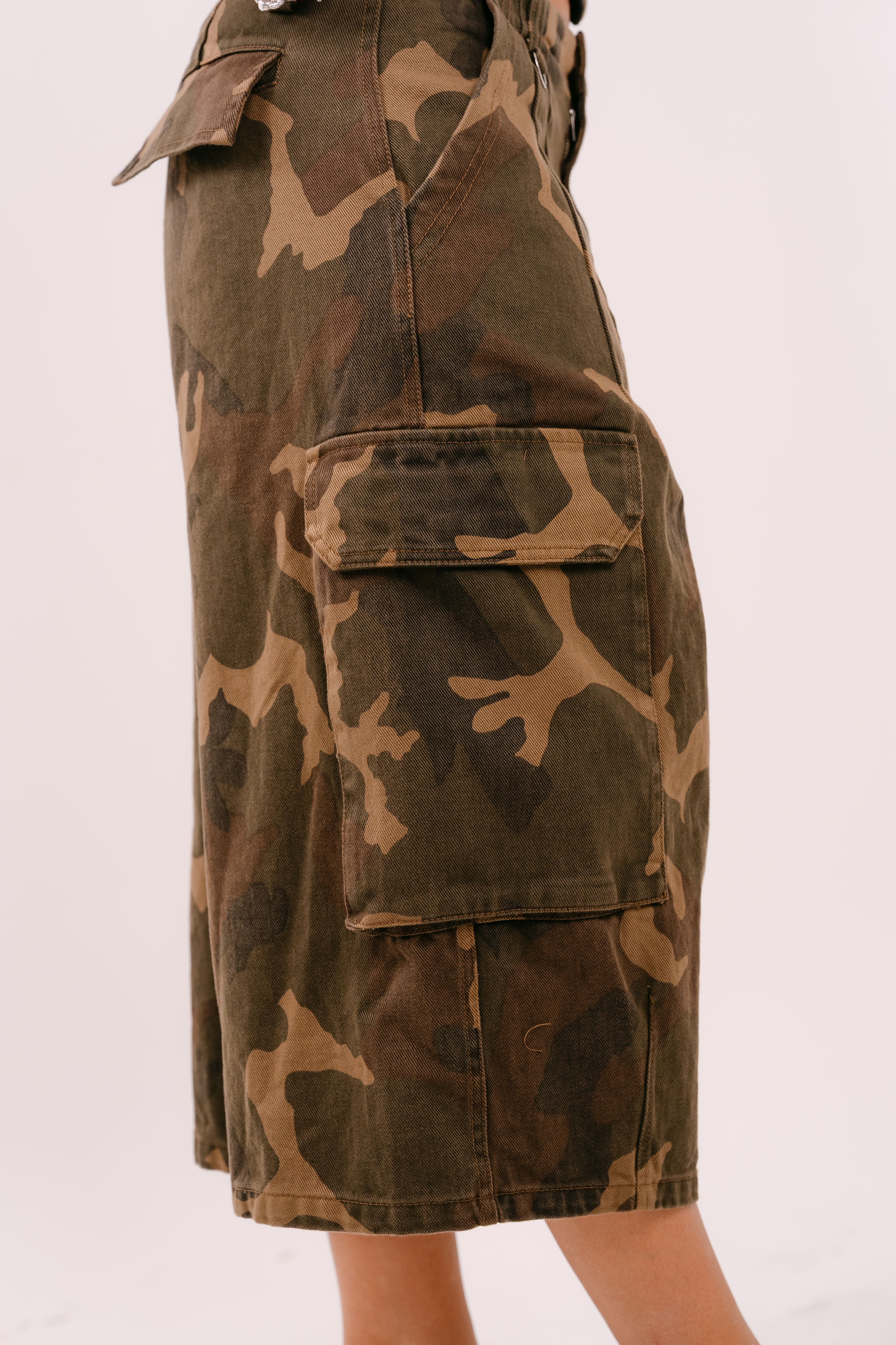 COORDINATO MIMETICO CAMOUFLAGE CON CORSETTO E BERMUDONE CARGO BAGGY