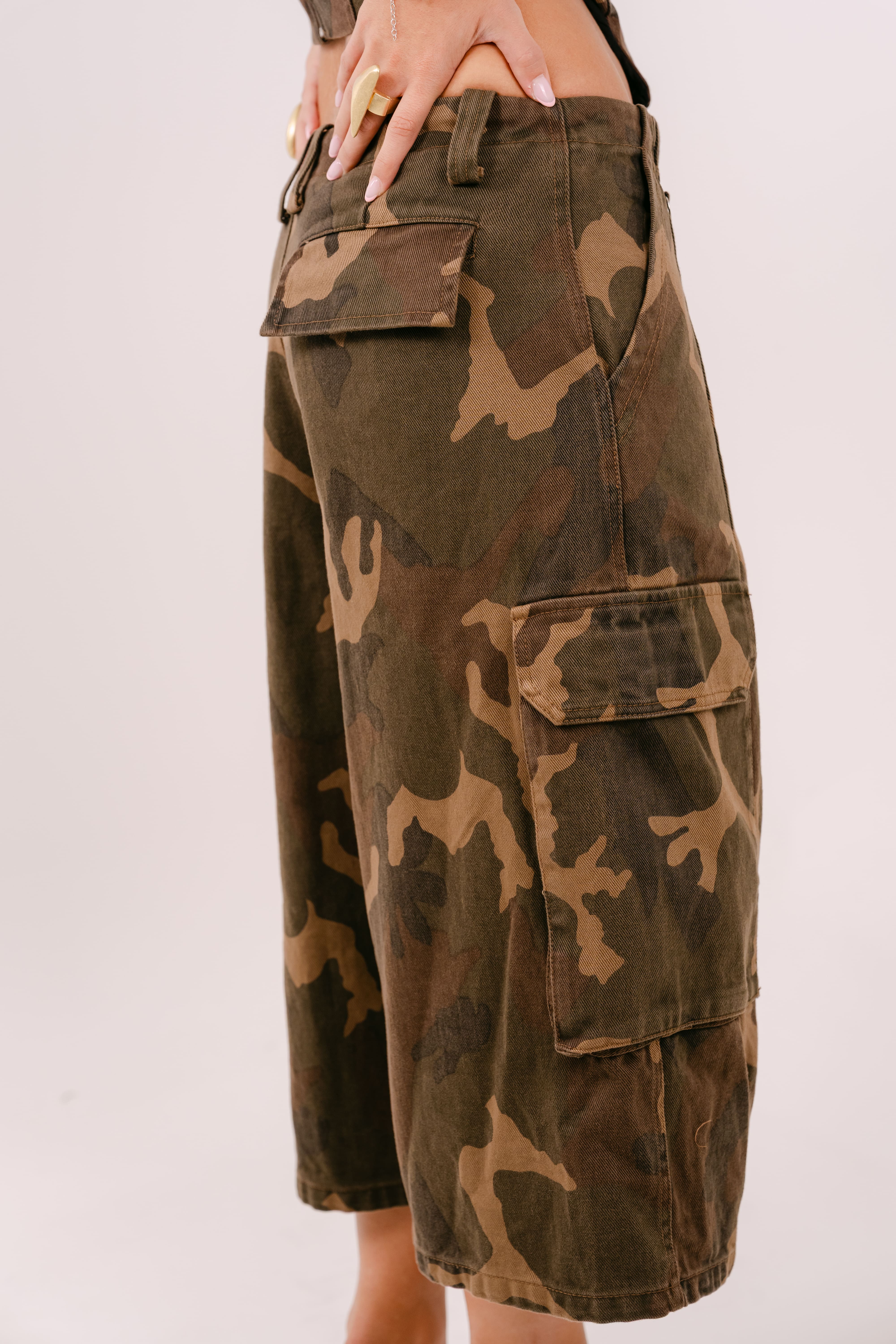COORDINATO MIMETICO CAMOUFLAGE CON CORSETTO E BERMUDONE CARGO BAGGY
