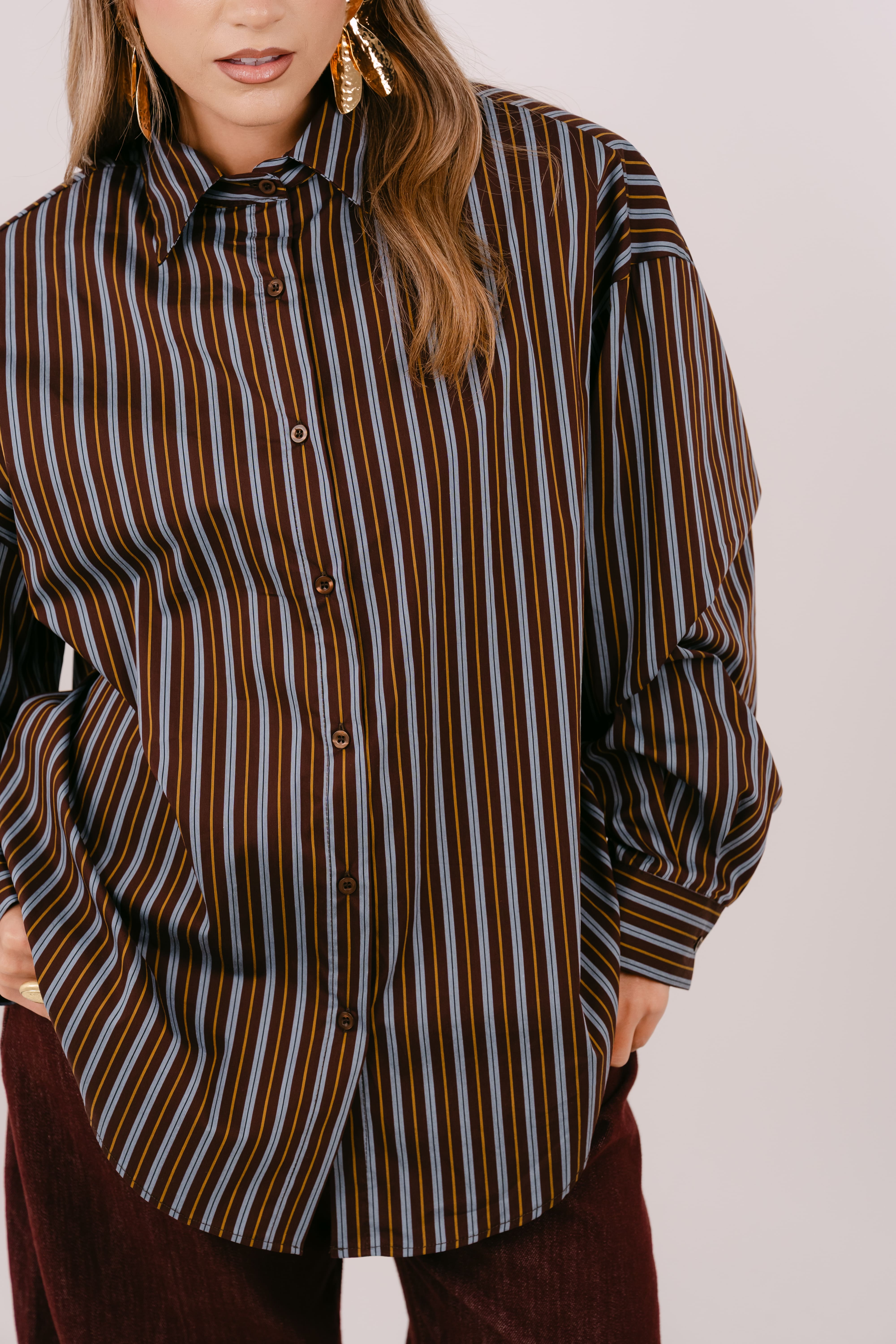CAMICIA PERLA MARRONE CELESTE OVER RIGATA CON SPALLINE IMBOTTITE TAGLIA UNICA JUST WEST